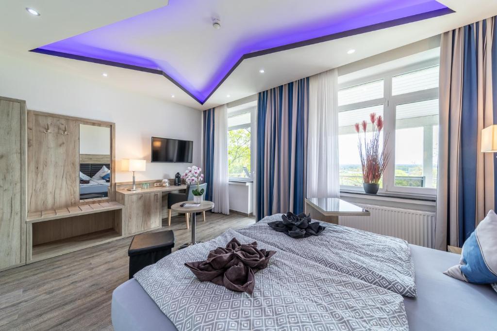 Postel nebo postele na pokoji v ubytování Hotel Zum Halbmond