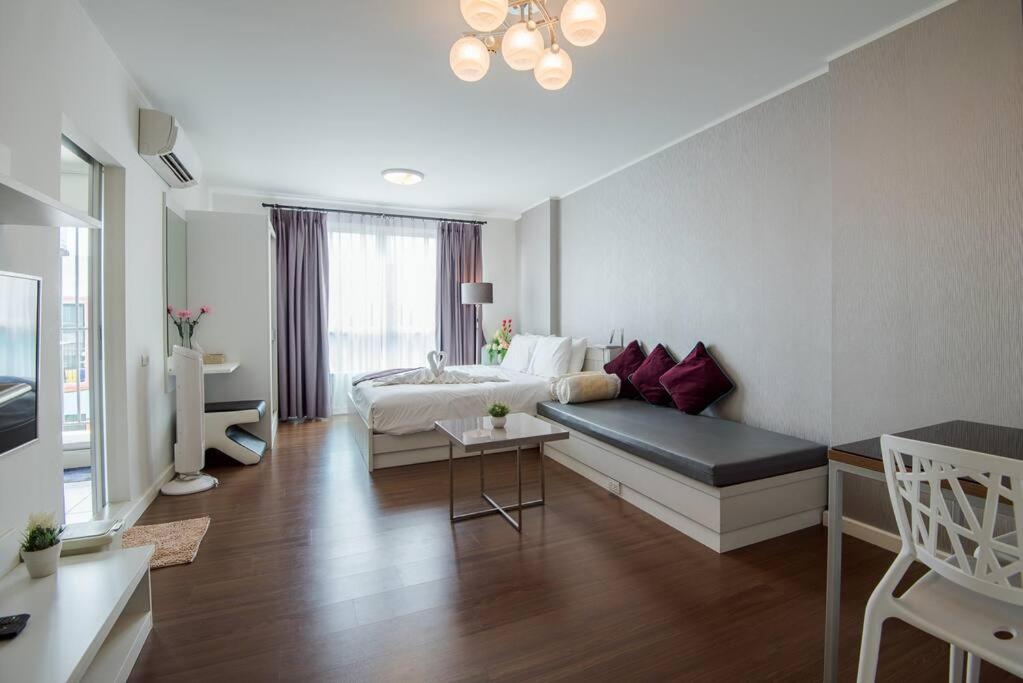 Postel nebo postele na pokoji v ubytování 453 8 floor happy room Imm-Aim condo By Pik