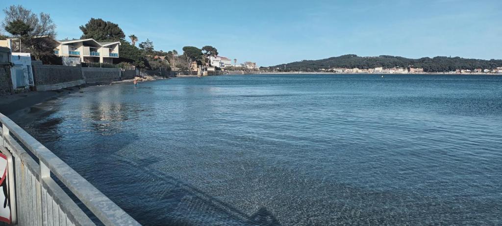 een groot waterlichaam met huizen en gebouwen bij VILLA Le MARVIVO in La Seyne-sur-Mer