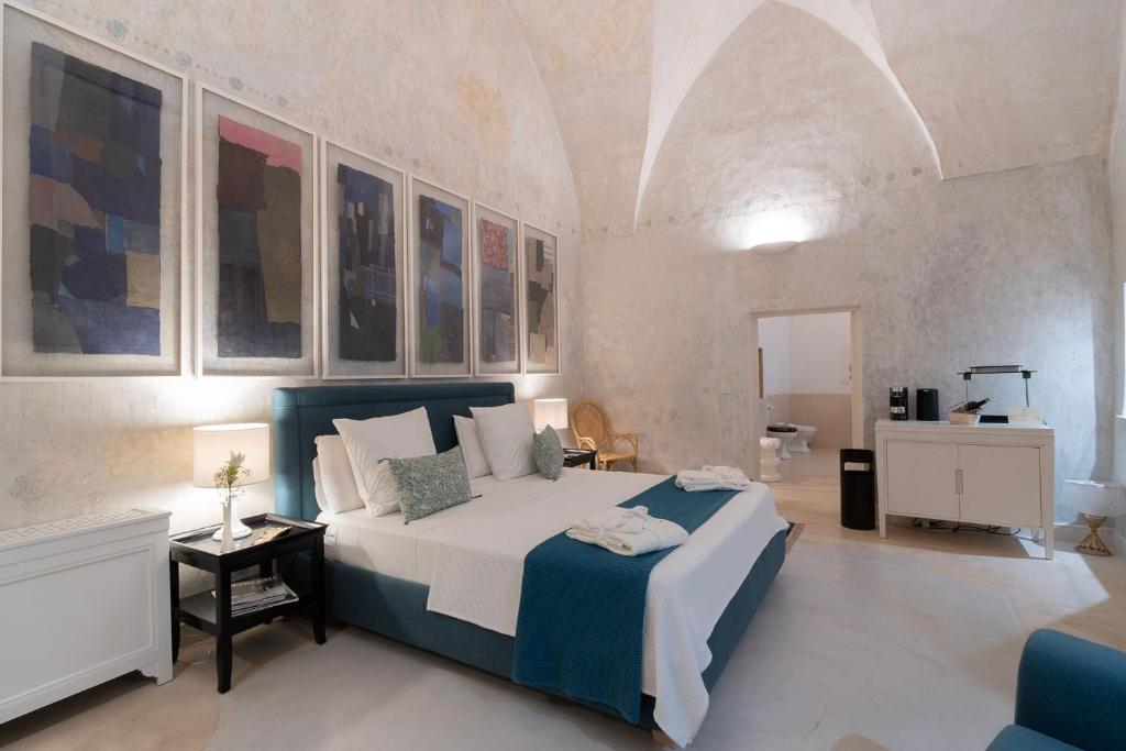 een slaapkamer met een groot bed in een kamer bij Palazzo Muci in Nardò