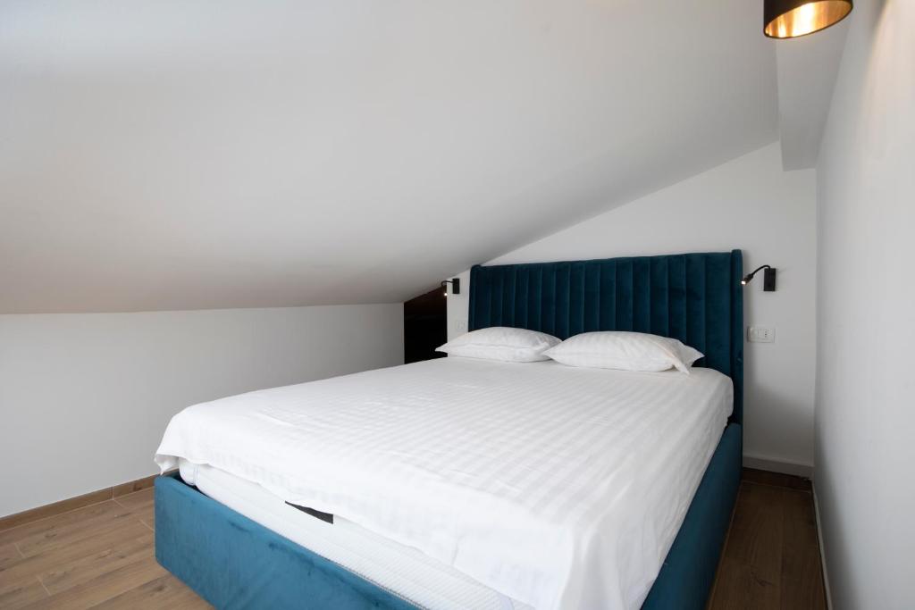 Postel nebo postele na pokoji v ubytování Apartments Sara III