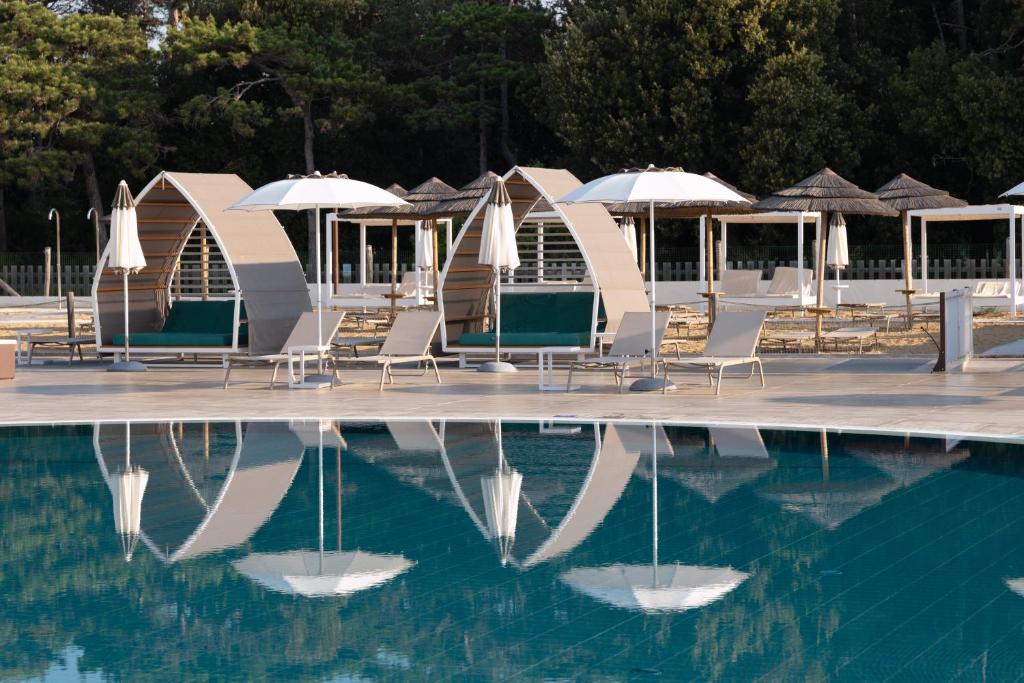 Бассейн в Lino delle Fate Eco Resort или поблизости