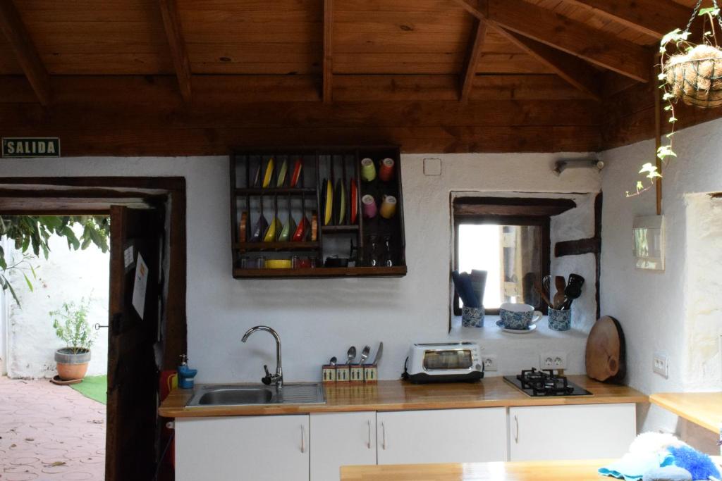 Una cocina o zona de cocina en Finca Casa Madera 1