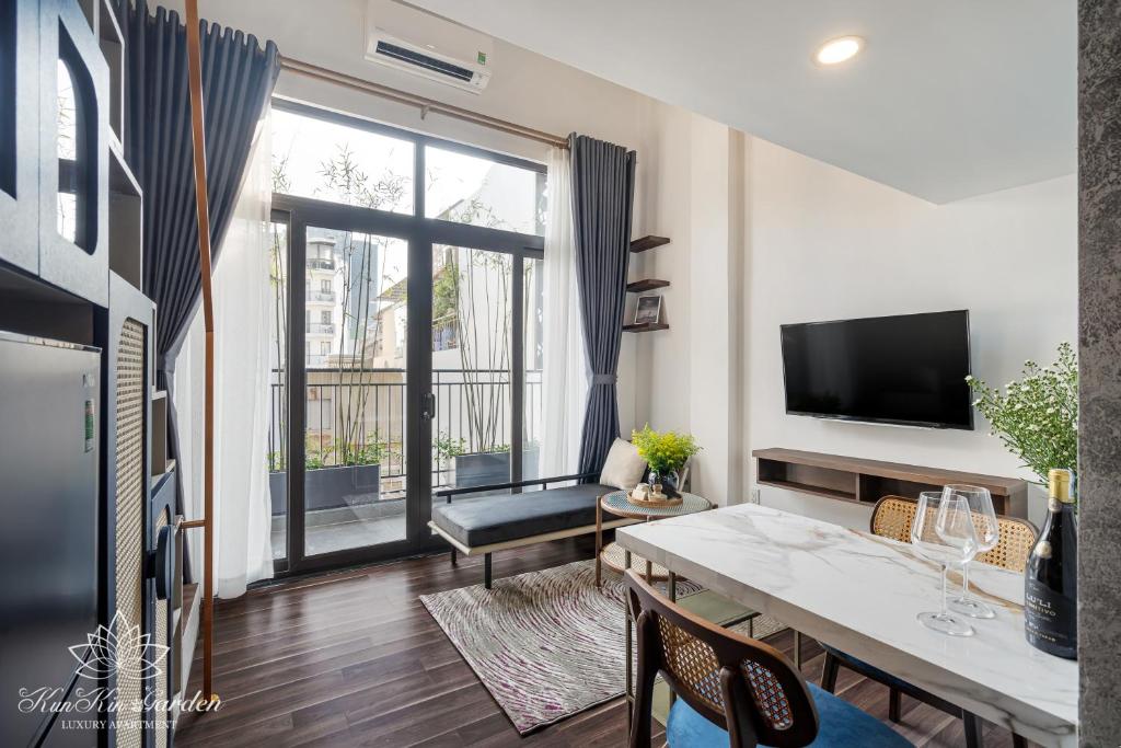 TV a/nebo společenská místnost v ubytování KunKin Garden Aparthotel
