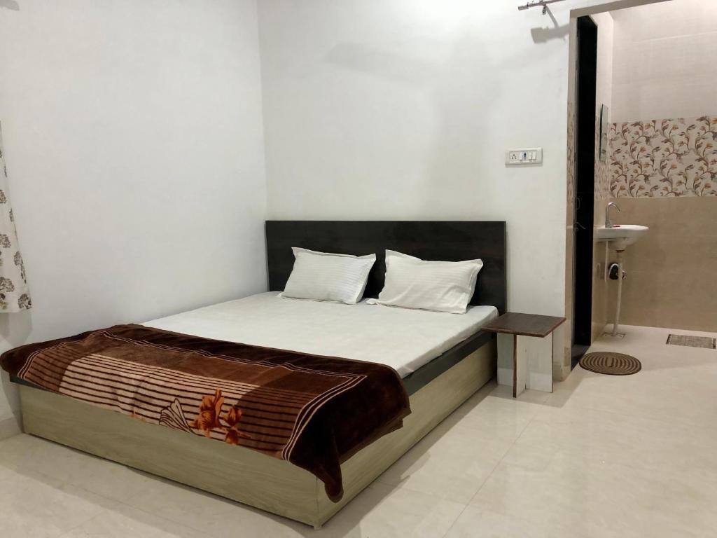 A bed or beds in a room at BHAI BHAI GUEST HOUSE