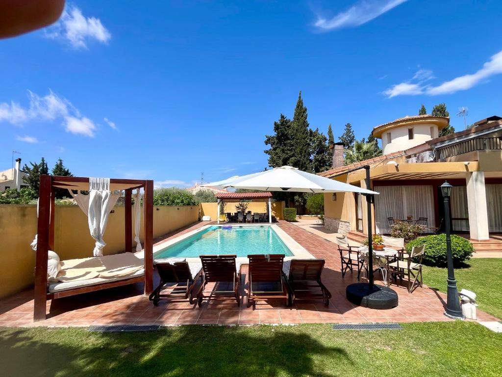 The swimming pool at or close to ***CHALET ALICANTE*** EXPERIENCIA UNICA