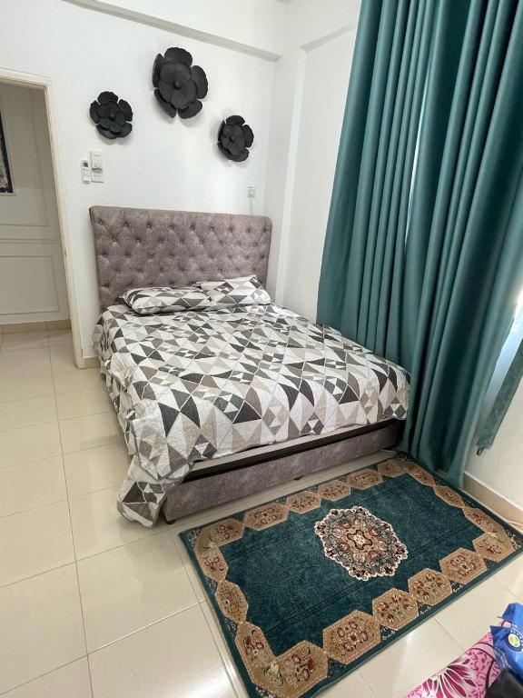 Postel nebo postele na pokoji v ubytování DRIFF Homestay 3bedroom with aircond 50m to Night Market Wakaf Che Yeh