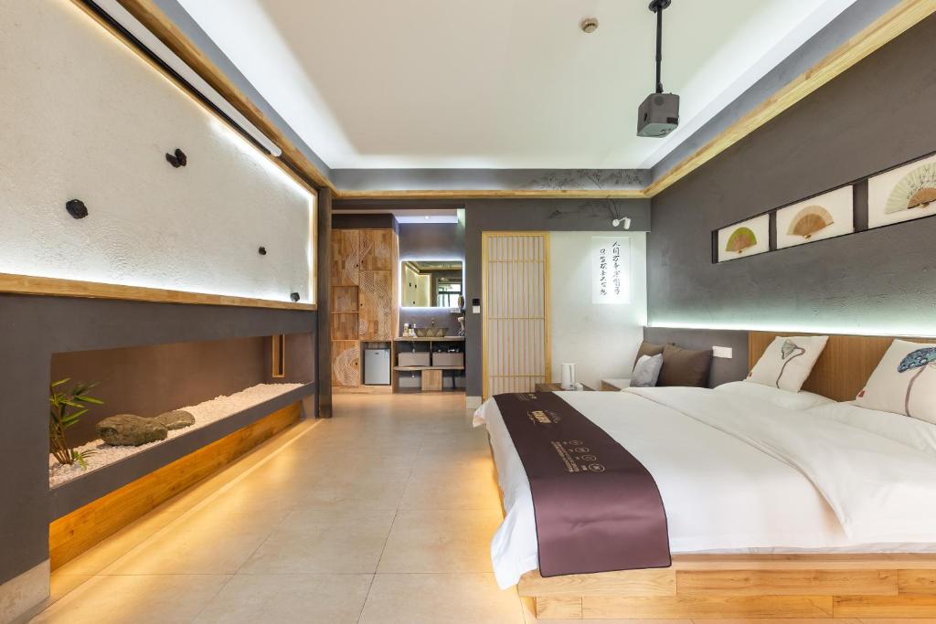 Postel nebo postele na pokoji v ubytování 重庆解放碑阳崽民宿高层新中式景观Youngzai Apt in Jiefangbei 5