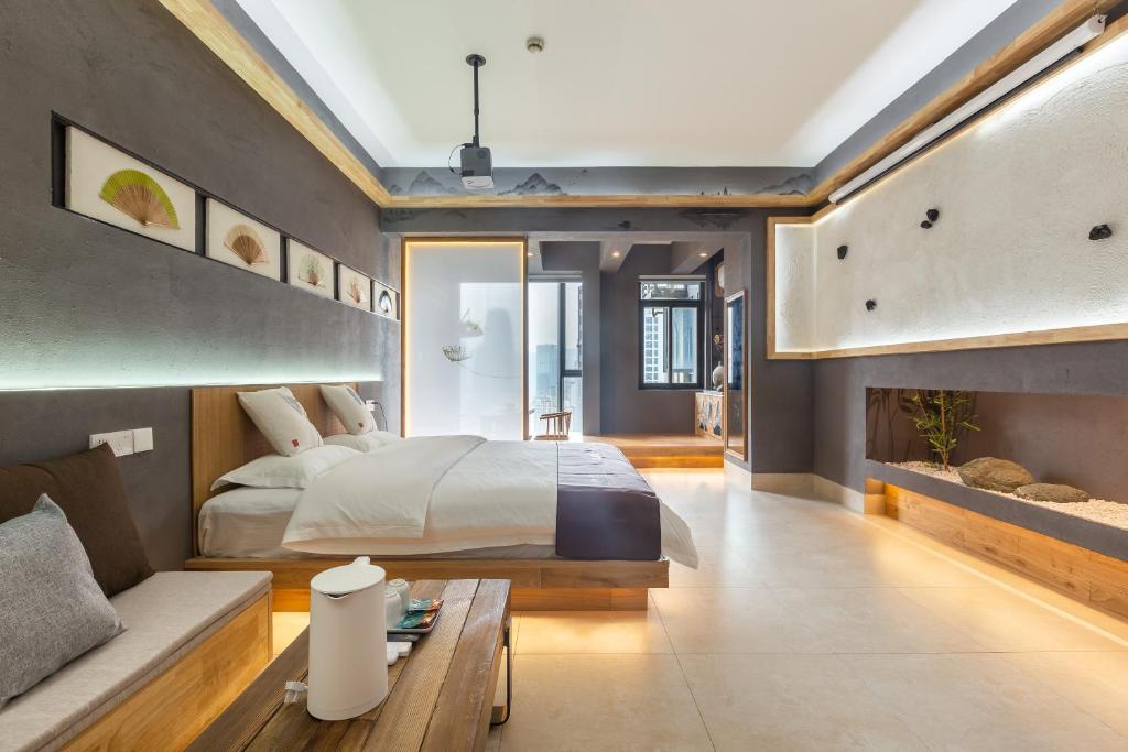 Postel nebo postele na pokoji v ubytování 重庆解放碑阳崽民宿高层新中式景观Youngzai Apt in Jiefangbei 5
