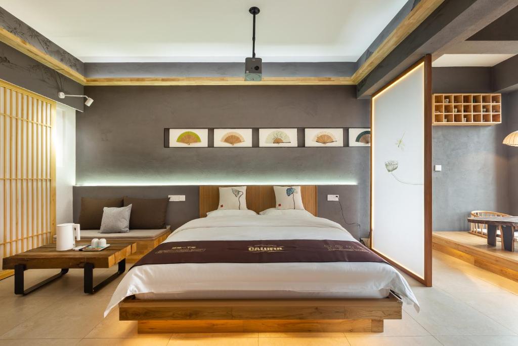 Postel nebo postele na pokoji v ubytování 重庆解放碑阳崽民宿高层新中式景观Youngzai Apt in Jiefangbei 5