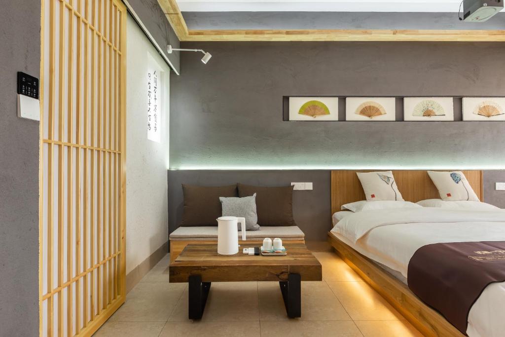 Postel nebo postele na pokoji v ubytování 重庆解放碑阳崽民宿高层新中式景观Youngzai Apt in Jiefangbei 5