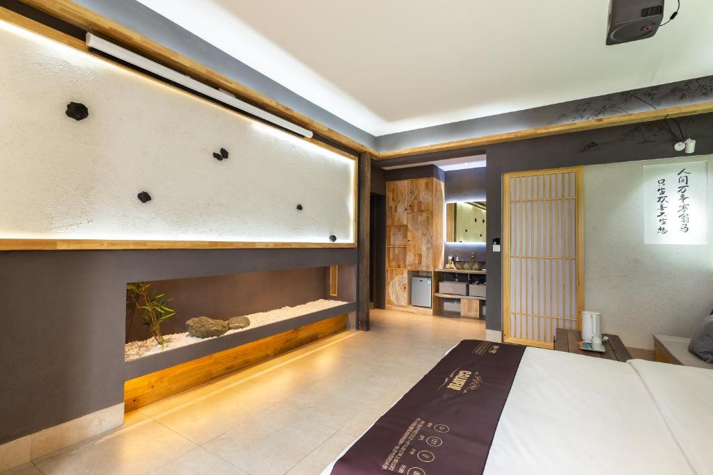 Postel nebo postele na pokoji v ubytování 重庆解放碑阳崽民宿高层新中式景观Youngzai Apt in Jiefangbei 5