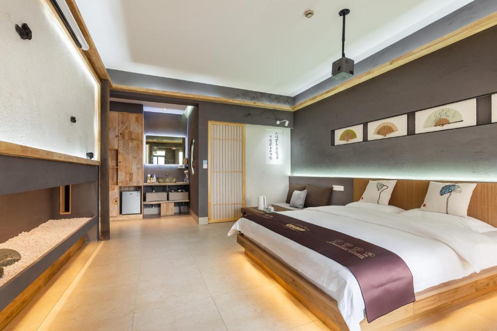 Postel nebo postele na pokoji v ubytování 重庆解放碑阳崽民宿高层新中式景观Youngzai Apt in Jiefangbei 5