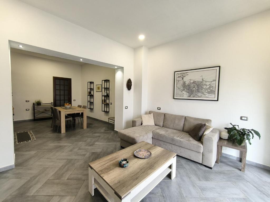 un soggiorno con divano e tavolo di Bidda Mores Appartamenti- Il Cacciatore a Capoterra