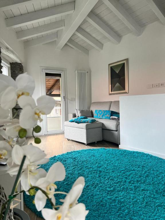 a living room with a couch and a blue rug at Casa Amelia in Nesso