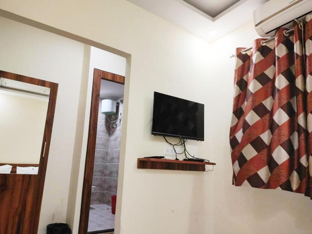 TV a/nebo společenská místnost v ubytování Hotel Holiday Express