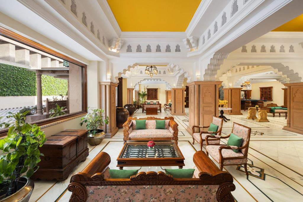 uma grande sala de estar com sofás e uma mesa em V Sarovar Portico MI Road Jaipur em Jaipur