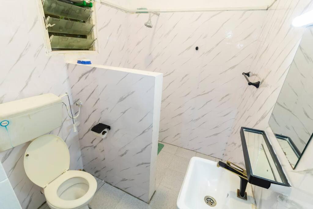 Vannituba majutusasutuses EUNICE'S CLASSY DIANI STUDIO