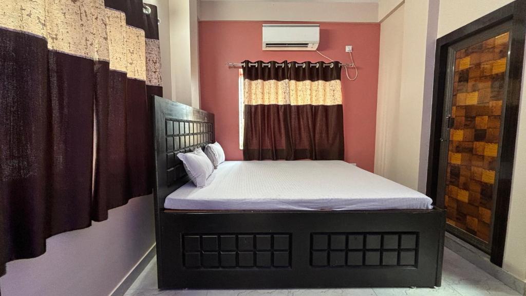 Postel nebo postele na pokoji v ubytování Garden Guest House 250m from VFS Global & Rene Tower , acropolis mall