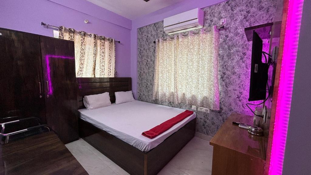 Postel nebo postele na pokoji v ubytování Garden Guest House 250m from VFS Global & Rene Tower , acropolis mall
