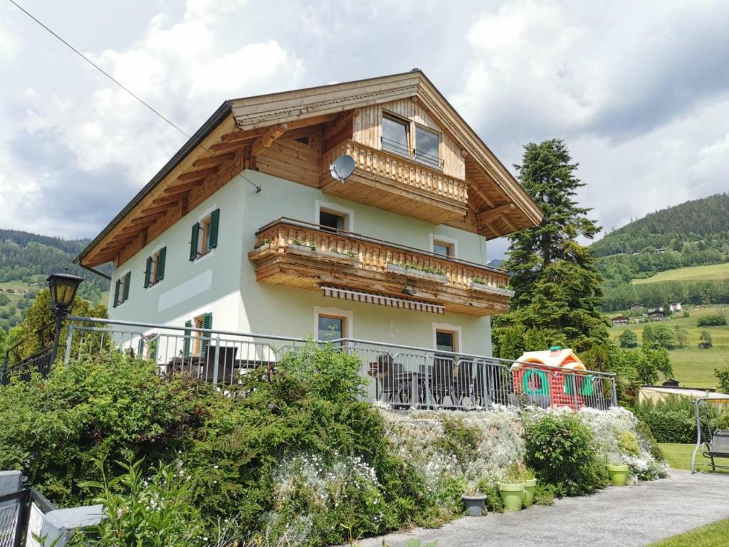 une maison avec un toit en bois dans l'établissement Haus Walchen, à Piesendorf