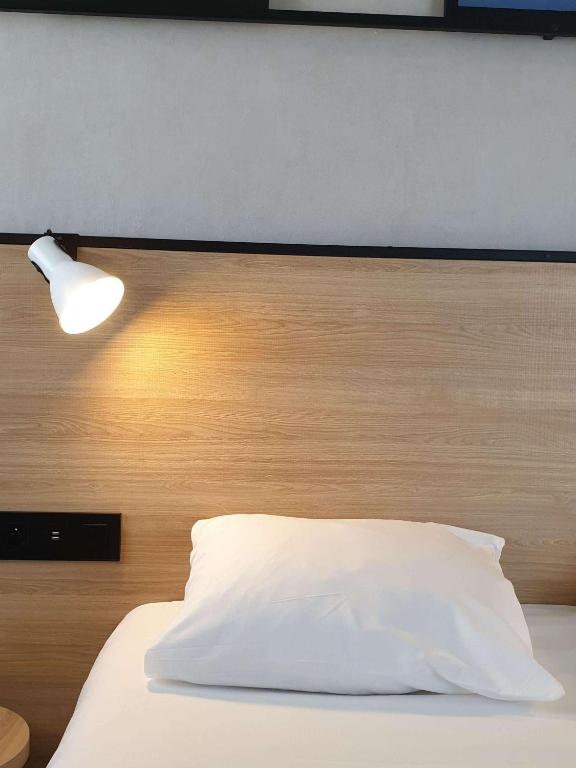 Postel nebo postele na pokoji v ubytování ibis Ciboure Saint-Jean-de-Luz