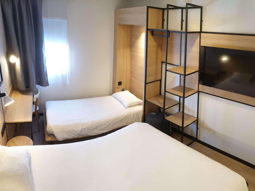 Postel nebo postele na pokoji v ubytování ibis Ciboure Saint-Jean-de-Luz