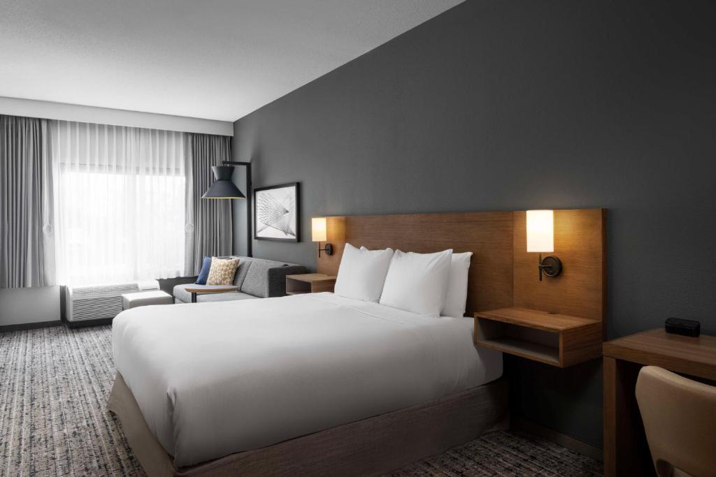 坦培的住宿－坦佩鳳凰機場凱悅嘉軒酒店，酒店客房带一张大床和一把椅子