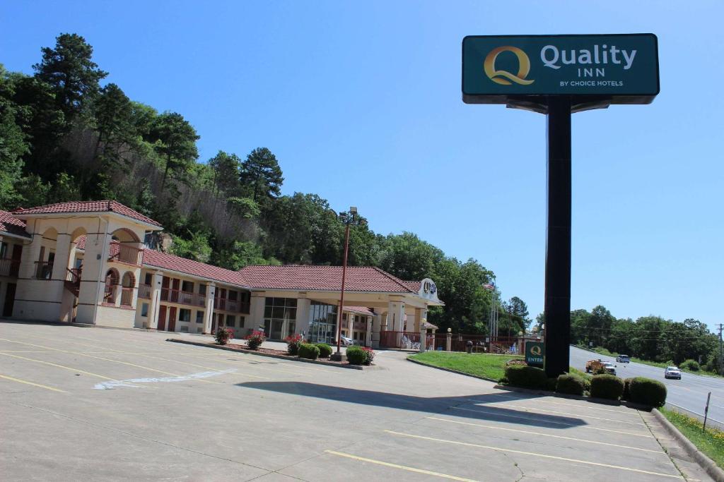 ein leerer Parkplatz vor einem Gebäude in der Unterkunft Quality Inn - Conway in Conway
