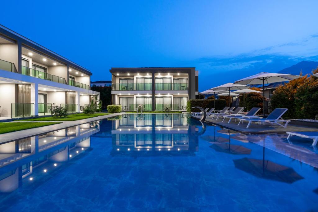 Bazén v ubytování Edem Apartments nebo v jeho okolí