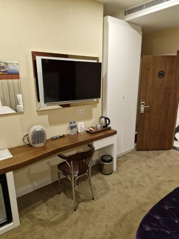 TV a/nebo společenská místnost v ubytování Mr BEYAZ HOTEL