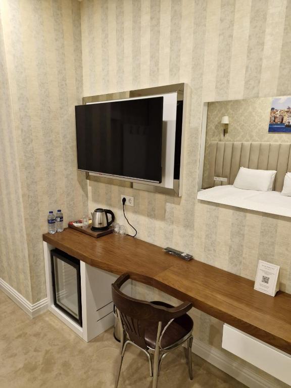 TV a/nebo společenská místnost v ubytování Mr BEYAZ HOTEL