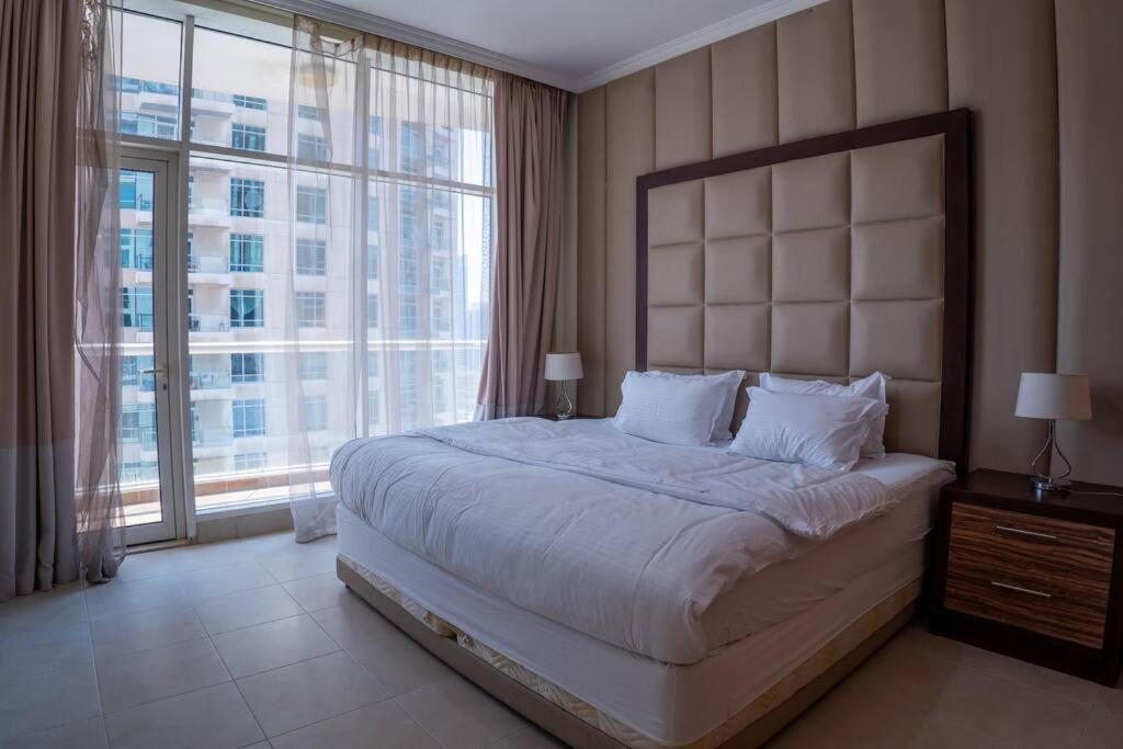 Huge apartment walking to dubai mall and burj khalifa 