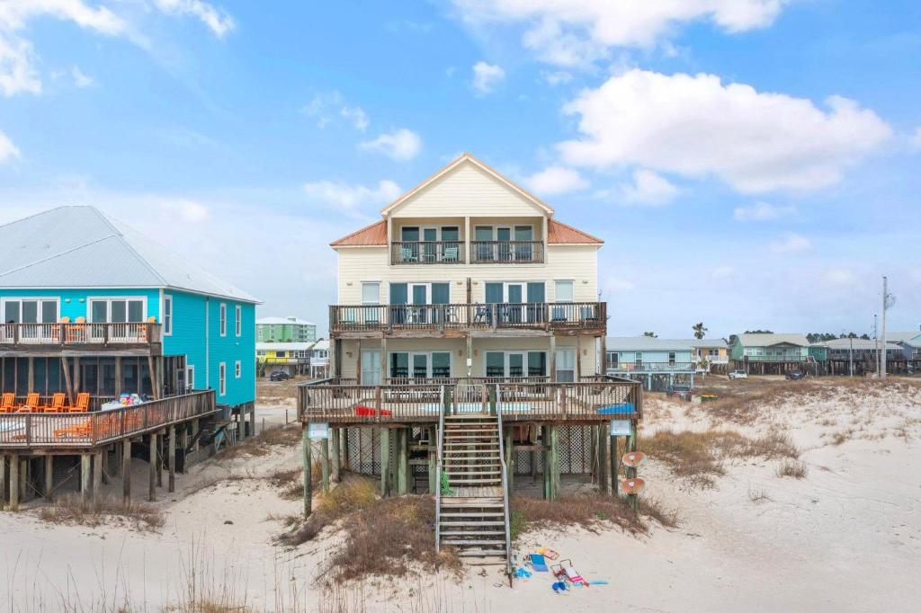 una casa sulla spiaggia accanto a un edificio di Labacoco West a Gulf Shores