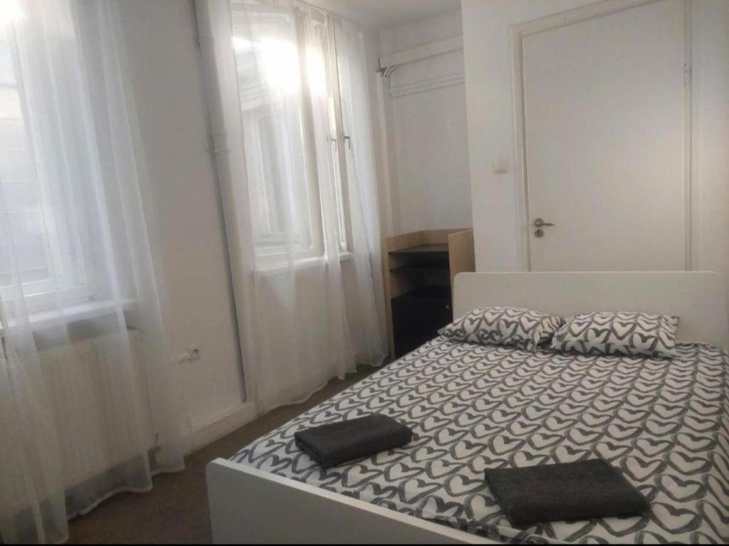 מיטה או מיטות בחדר ב-Apart Lwowska