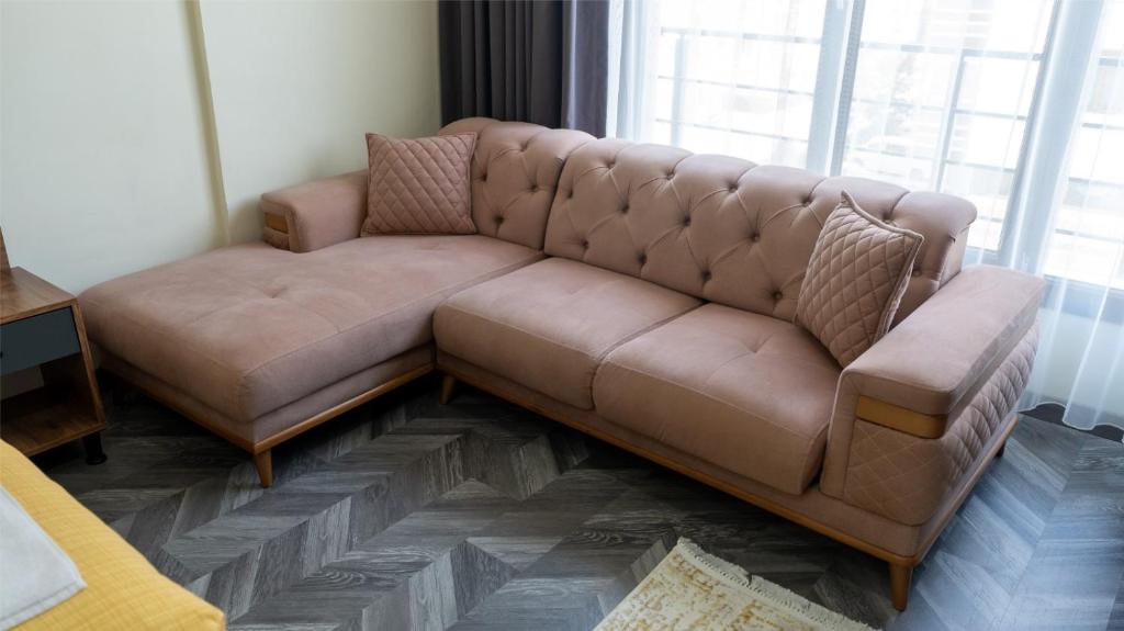 - un canapé en cuir brun dans le salon dans l'établissement ELEGANCE SİRİUS, à Kayseri