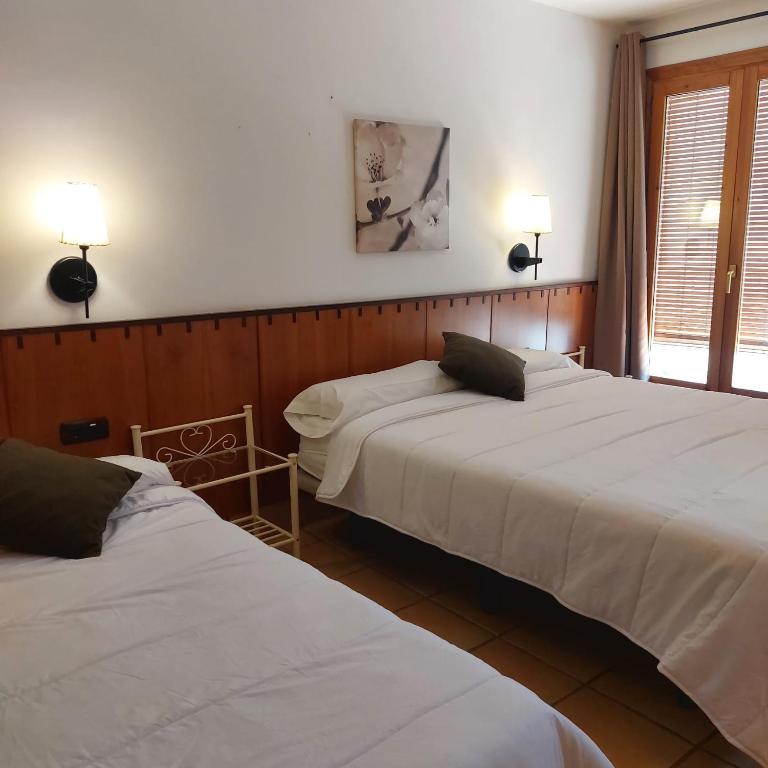 Hostal Tastavins - Chambre Triple Avec Balcon