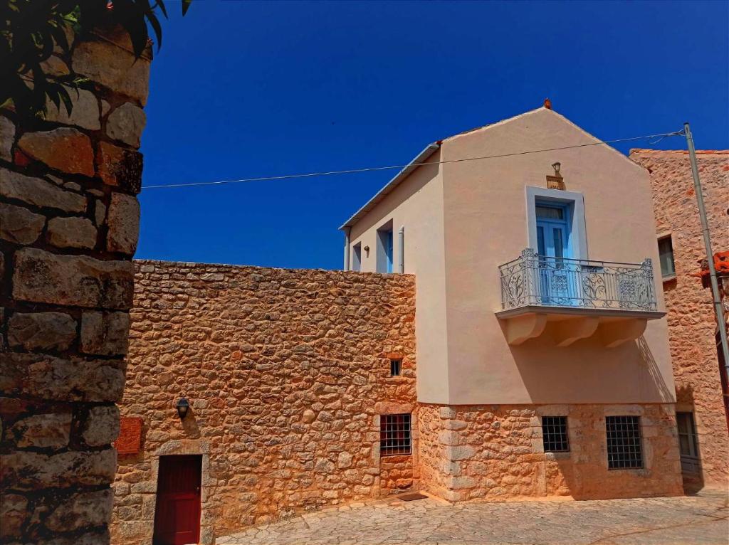 un edificio con un balcón en el lateral. en Kapetan Matapas 16th Cen. Tower, en Areopoli