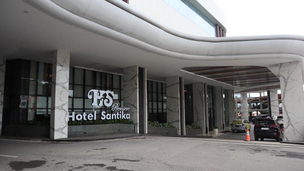 バンダールランプンにあるHotel Santika Premiere Lampungのホテルサンタンダーの看板が貼られた建物