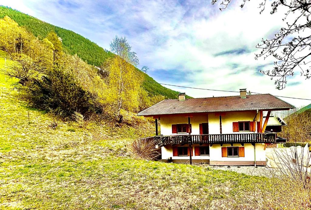 una casa su una collina vicino a una montagna di Sellrain Sport a Sellrain