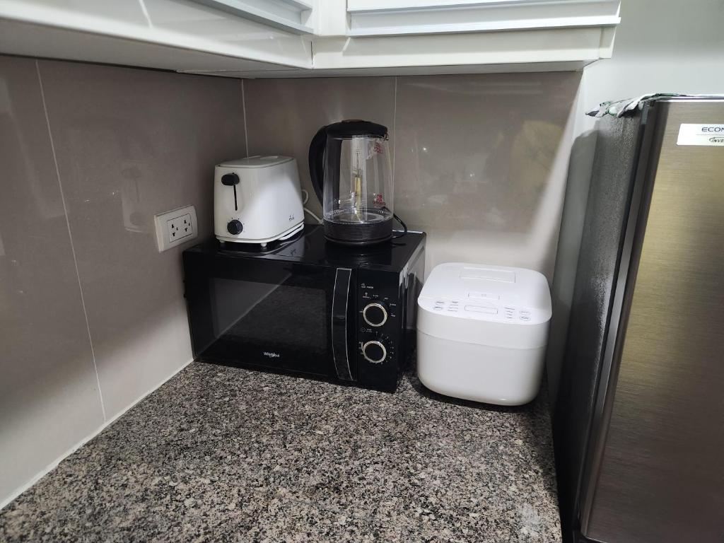 81 Newport C5 10i Balcony & Pool across NAIA T3 - Studio With Balcony