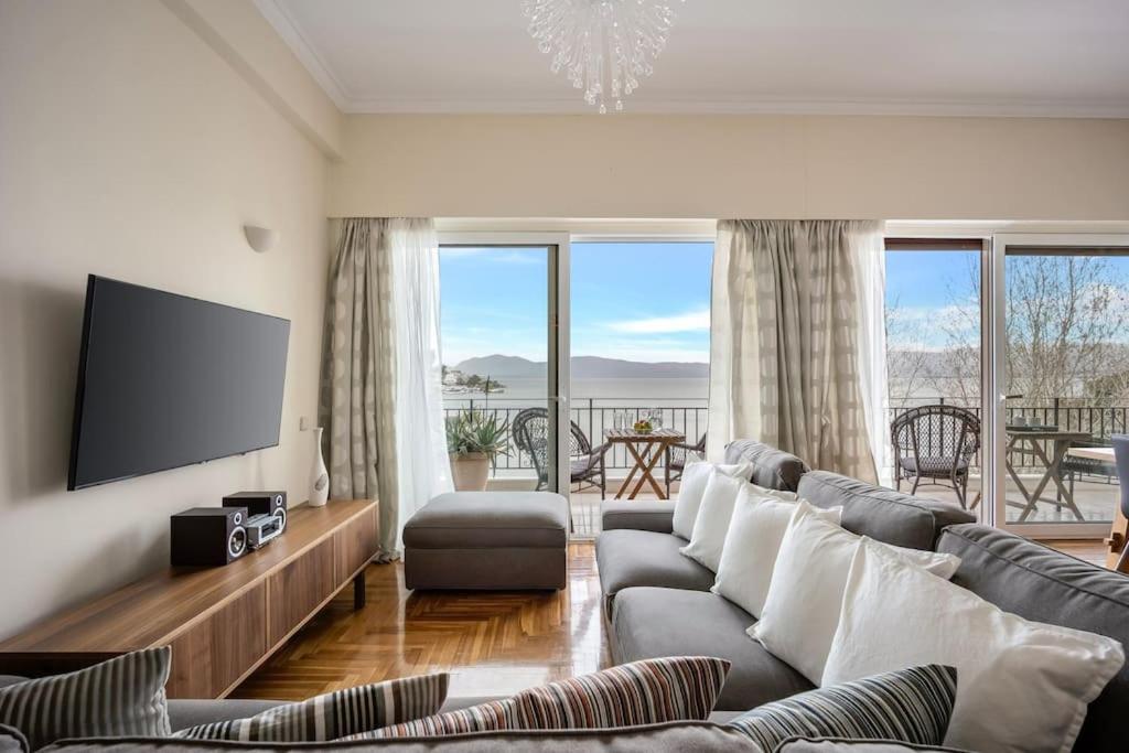 TV a/nebo společenská místnost v ubytování Bright Central Apartment with Splendid sea view!