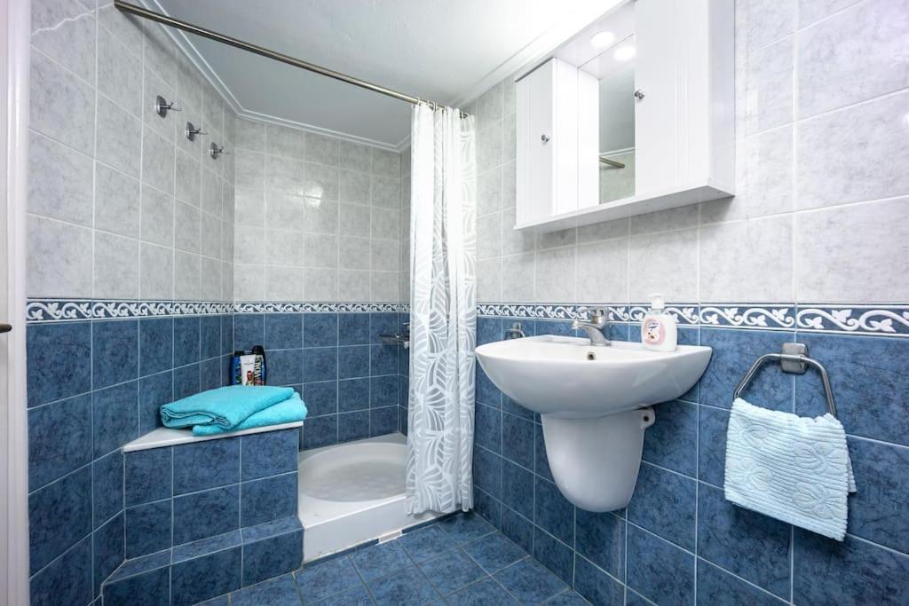 Koupelna v ubytování Bright Central Apartment with Splendid sea view!