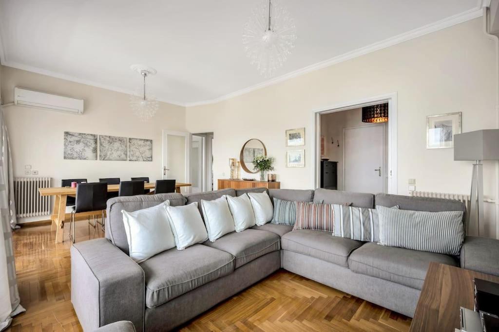 Posezení v ubytování Bright Central Apartment with Splendid sea view!