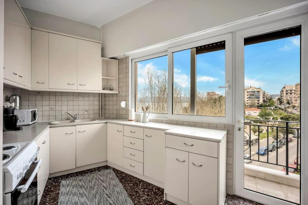 Kuchyň nebo kuchyňský kout v ubytování Bright Central Apartment with Splendid sea view!