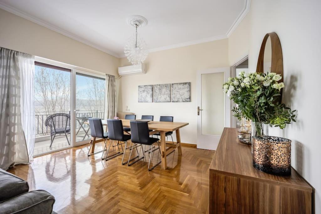 Posezení v ubytování Bright Central Apartment with Splendid sea view!