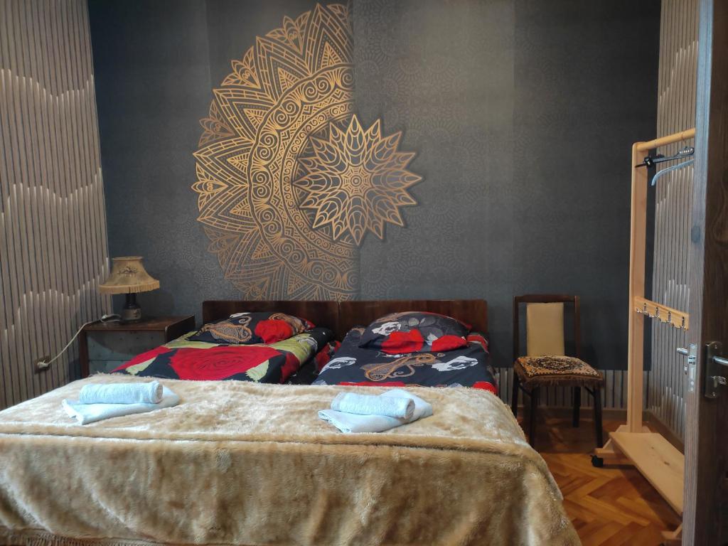 um quarto com 2 camas e toalhas em MariElla em Akhaltsikhe