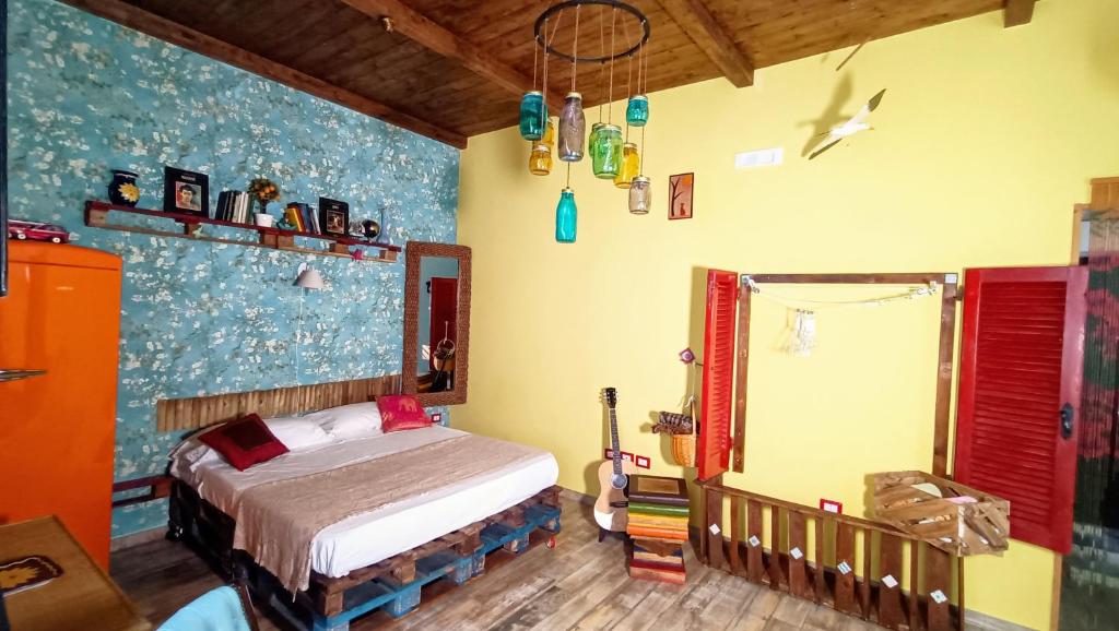 ein Schlafzimmer mit einem Bett in einem Zimmer in der Unterkunft Famme sta cuiete apartment in Neapel