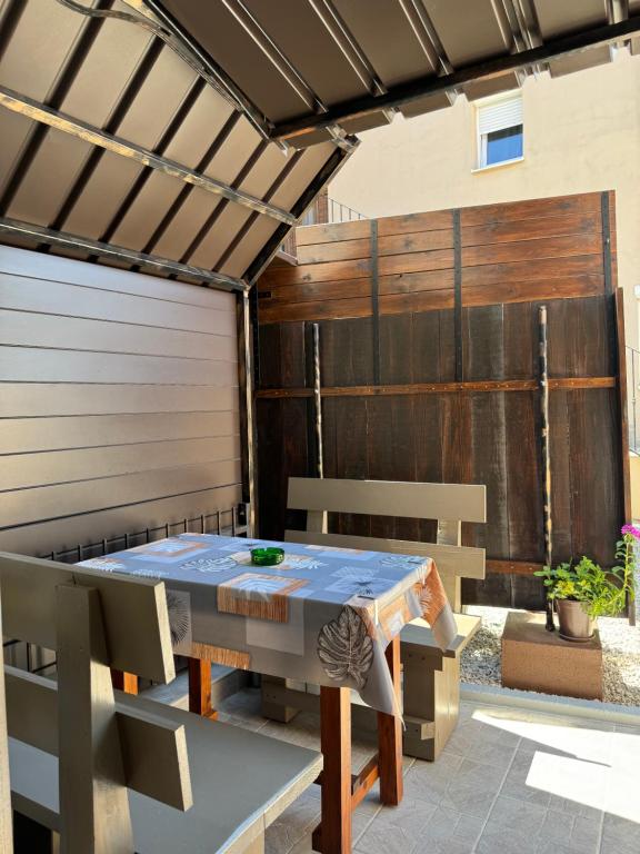 Stolní tenis v ubytování Apartman Ajhner nebo okolí