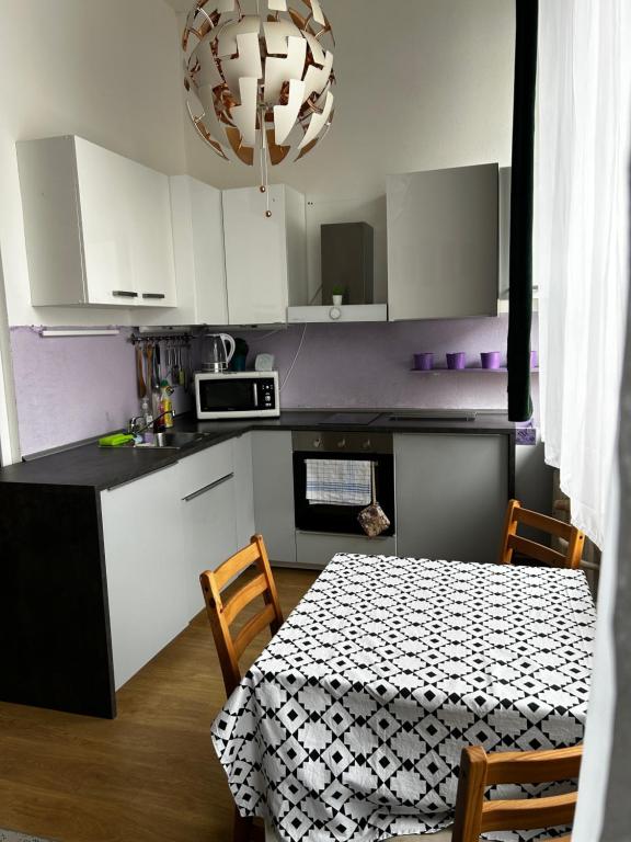 Кухня або міні-кухня у 1 - izbový apartmán s kúpeľňou